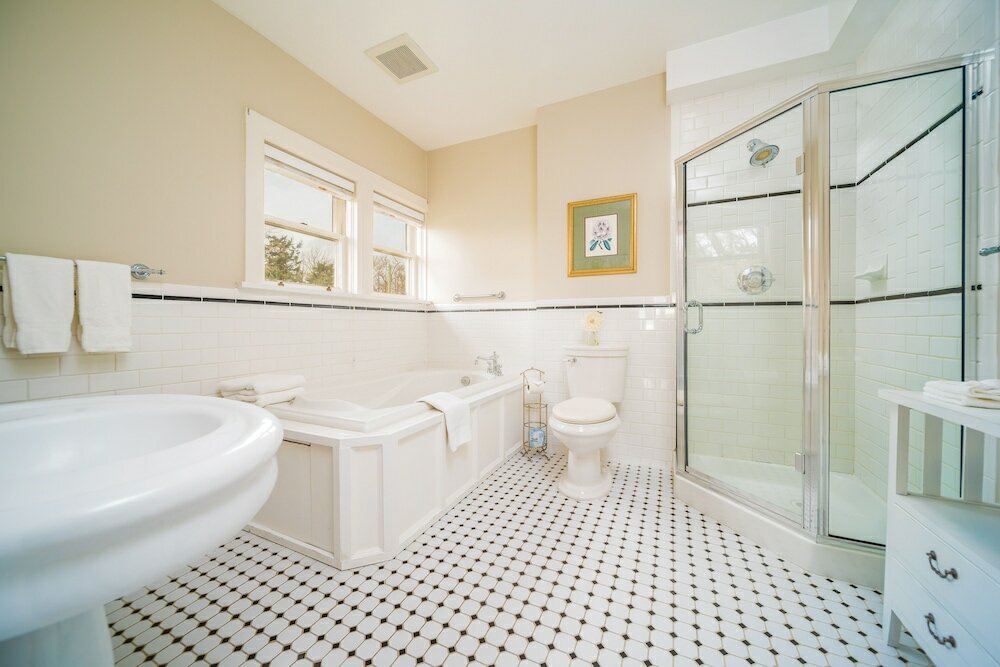 Фото Dashwood Manor Seaside Bed & Breakfast