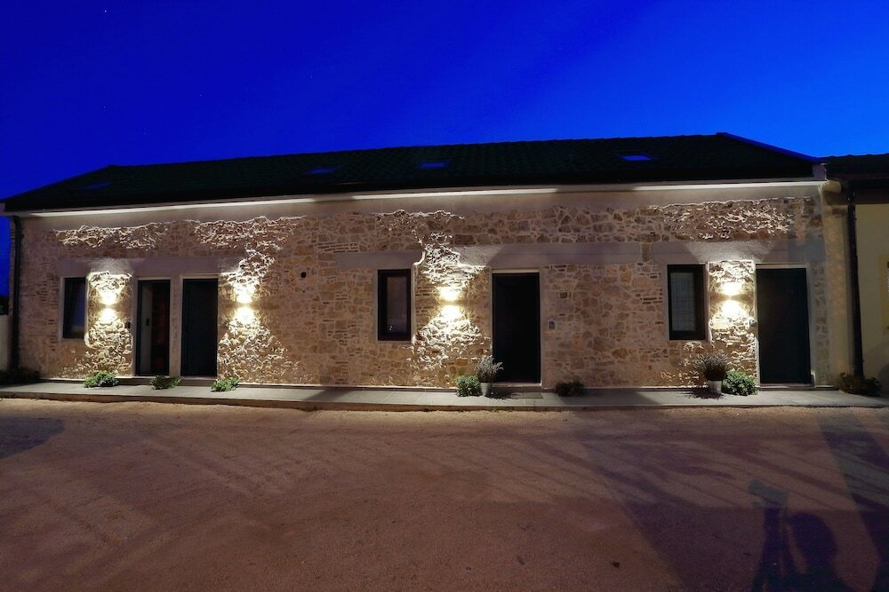 Фото Guverna New City Accommodation