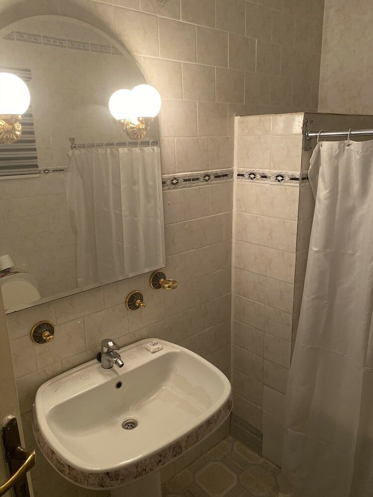 Фото Hill View Hotel West Airport