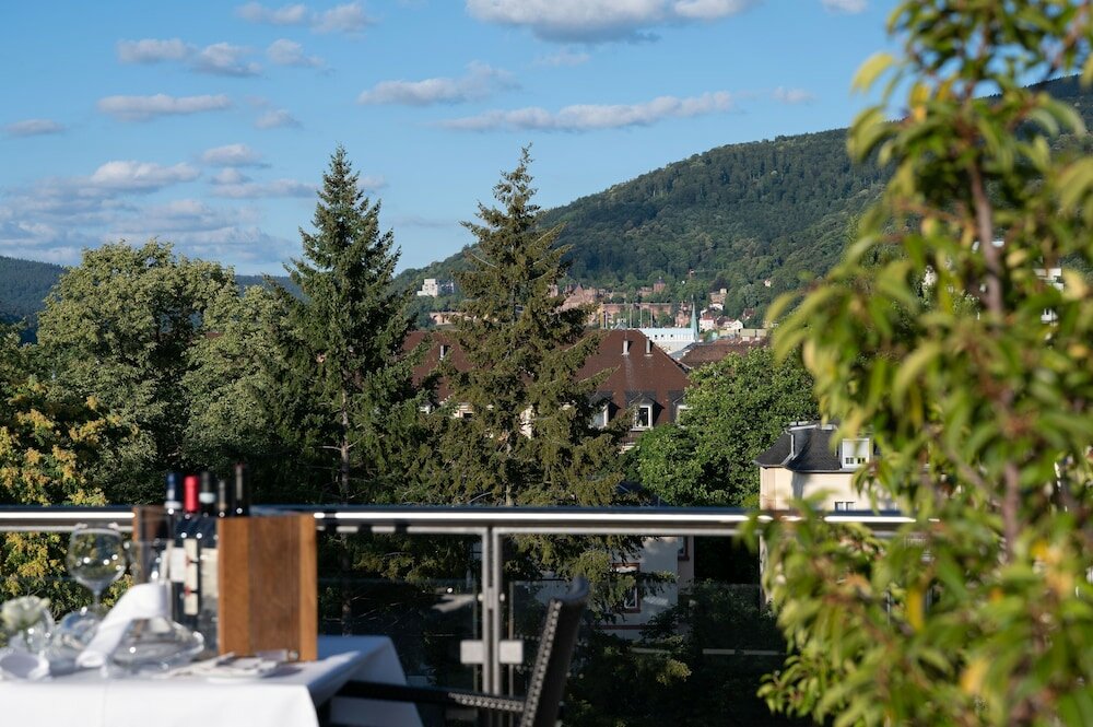 Фото Qube Hotel Bergheim