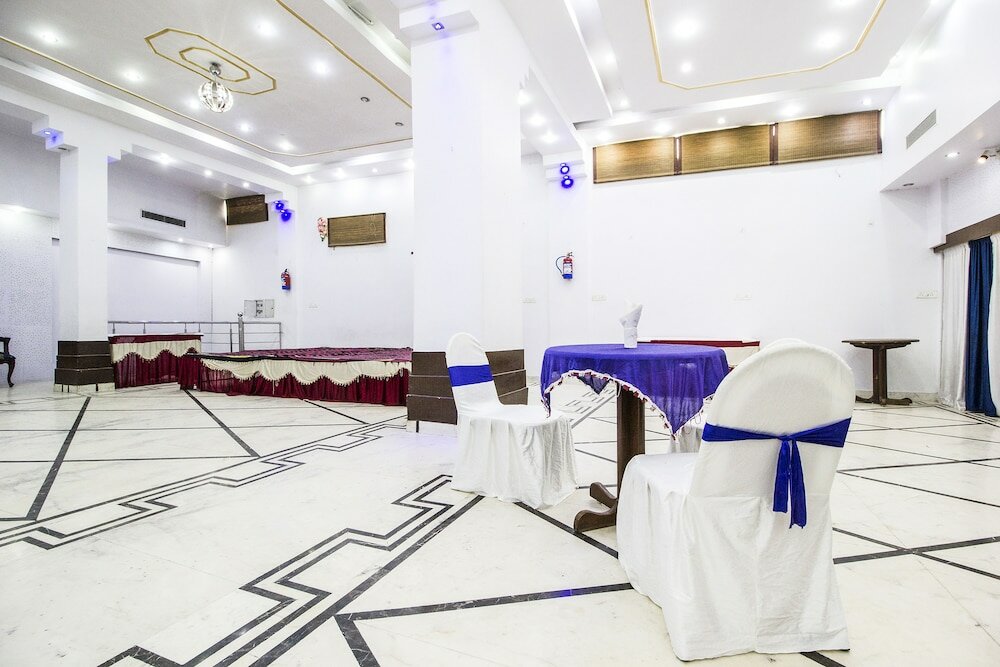 Фото FabHotel Mayfair Inn