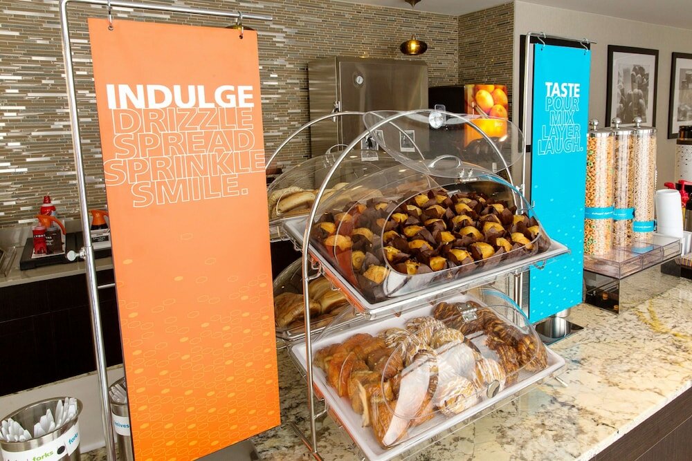 Фото Hampton Inn & Suites Dallas Downtown