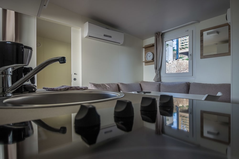 Фото Mediteran kamp Mobile Homes in Camping Klenovica