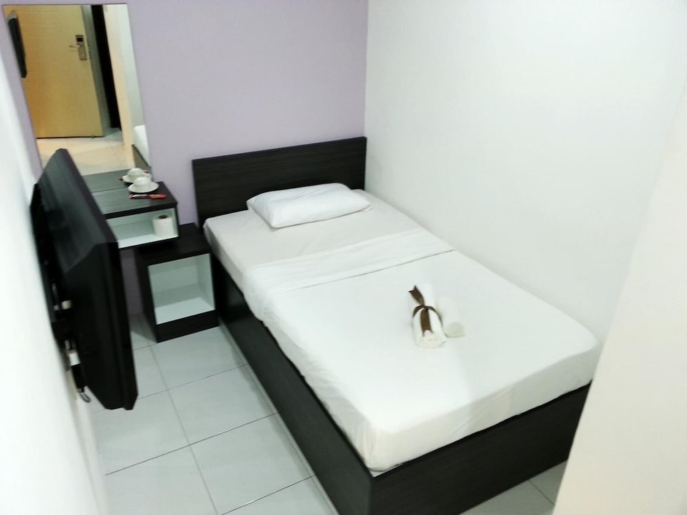 Фото Hotel CheckedInn