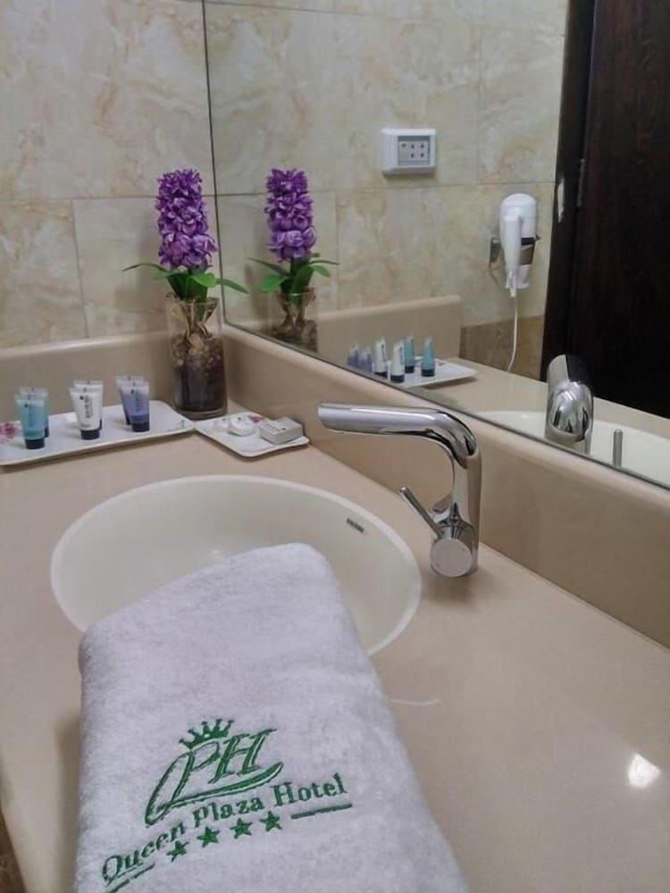 Фото Queen Plaza Hotel