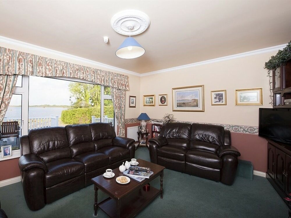 Фото The Waterfront House Country Home