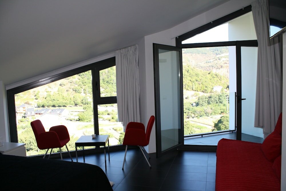 Фото Hostal Tres Campanas