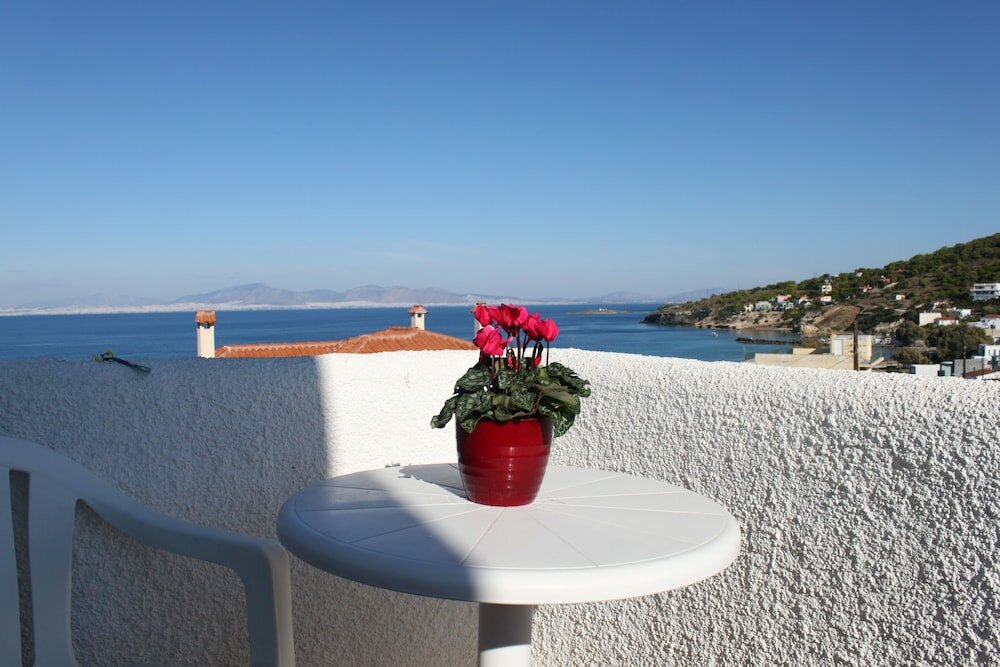 Фото Blue Dolphin Studios & Apartment