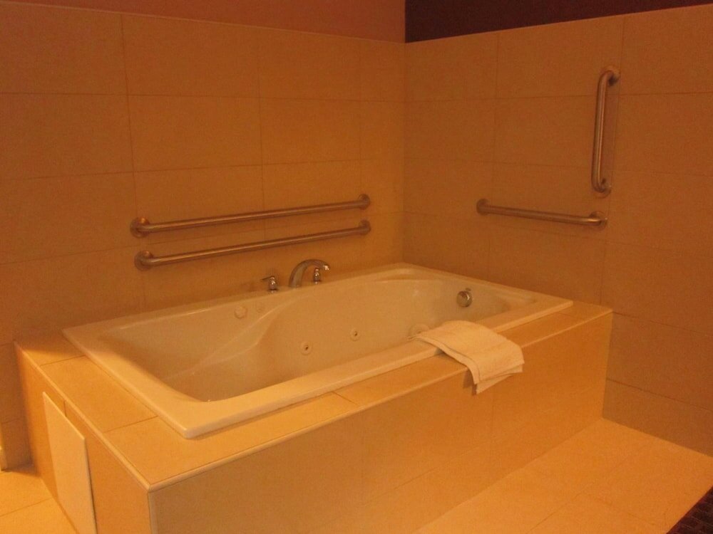 Фото Red Carpet Inn And Suites Monmouth Jtc