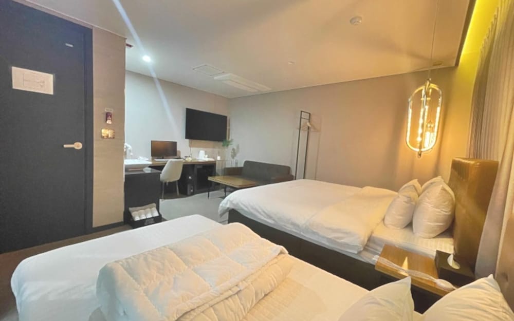 Фото Changwon Palyongdong Hotel Cozy