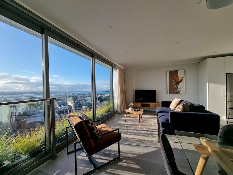 Гостиница Luxe Apt w Harbour-Sunset Views -Parking в Окленде