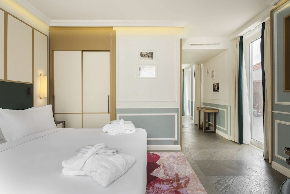 Фото The Emerald House Lisbon Curio Collection by Hilton