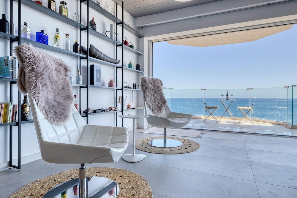 Фото Superb Seafront Family Apartment