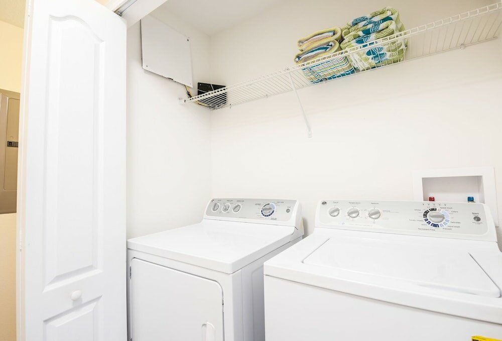 Фото Contemporary 4 Bed 3 Bath Town Home With Upgrades, Private Pool i Close to Disney, Shopping