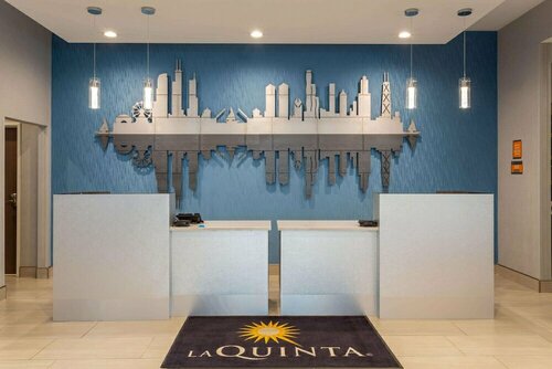 Гостиница La Quinta Inn & Suites by Wyndham Shorewood