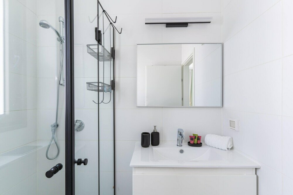 Фото Bright Sunny Holiday Home with Sea Views