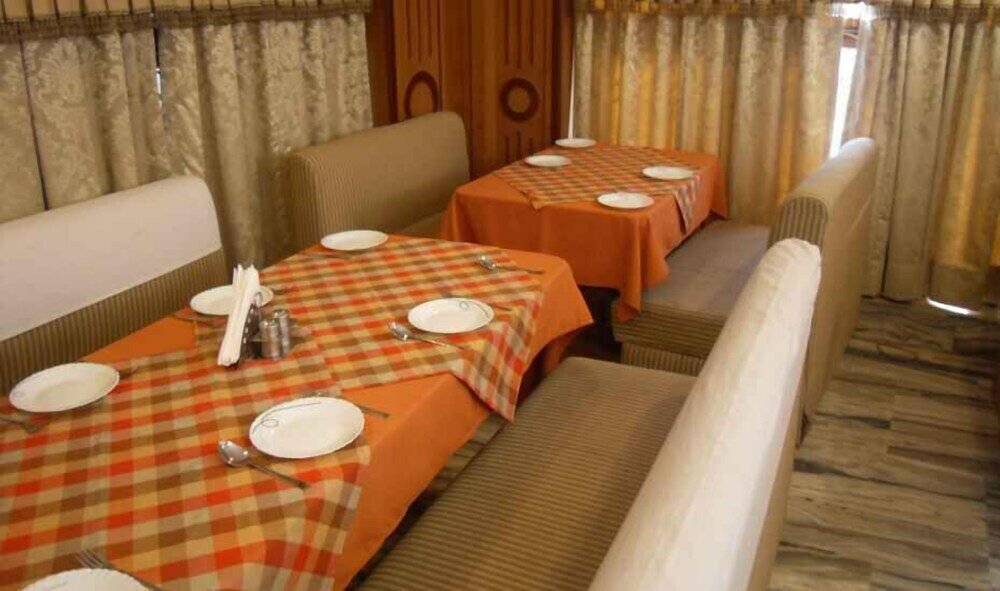 Фото Adb Rooms Hotel Surabhi International