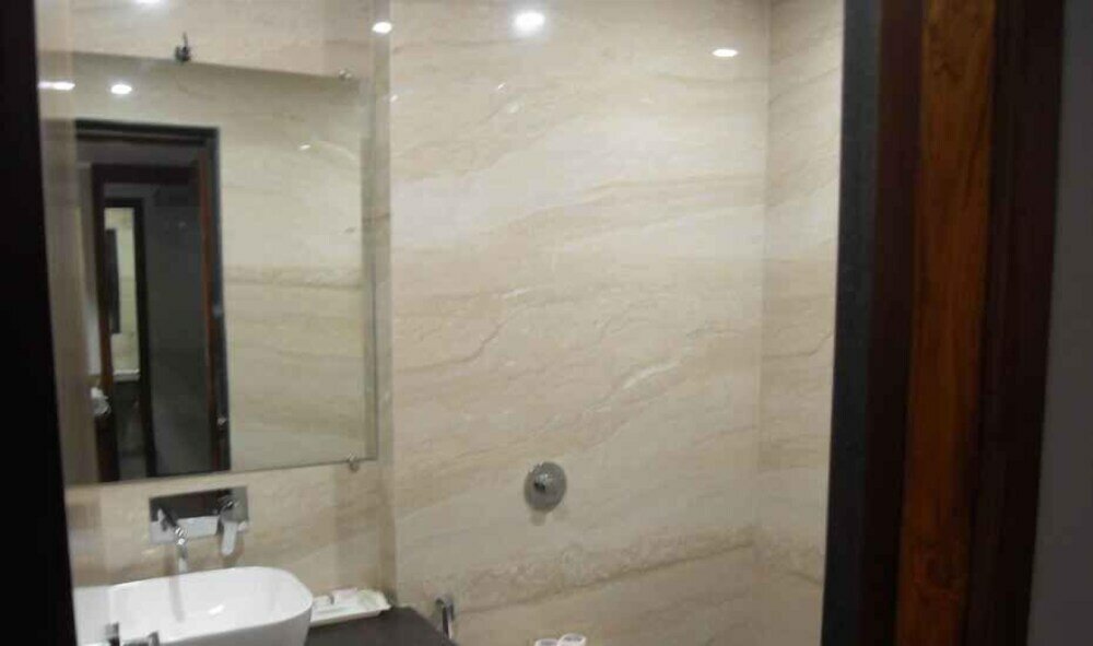 Фото Adb Rooms Hotel Surabhi International