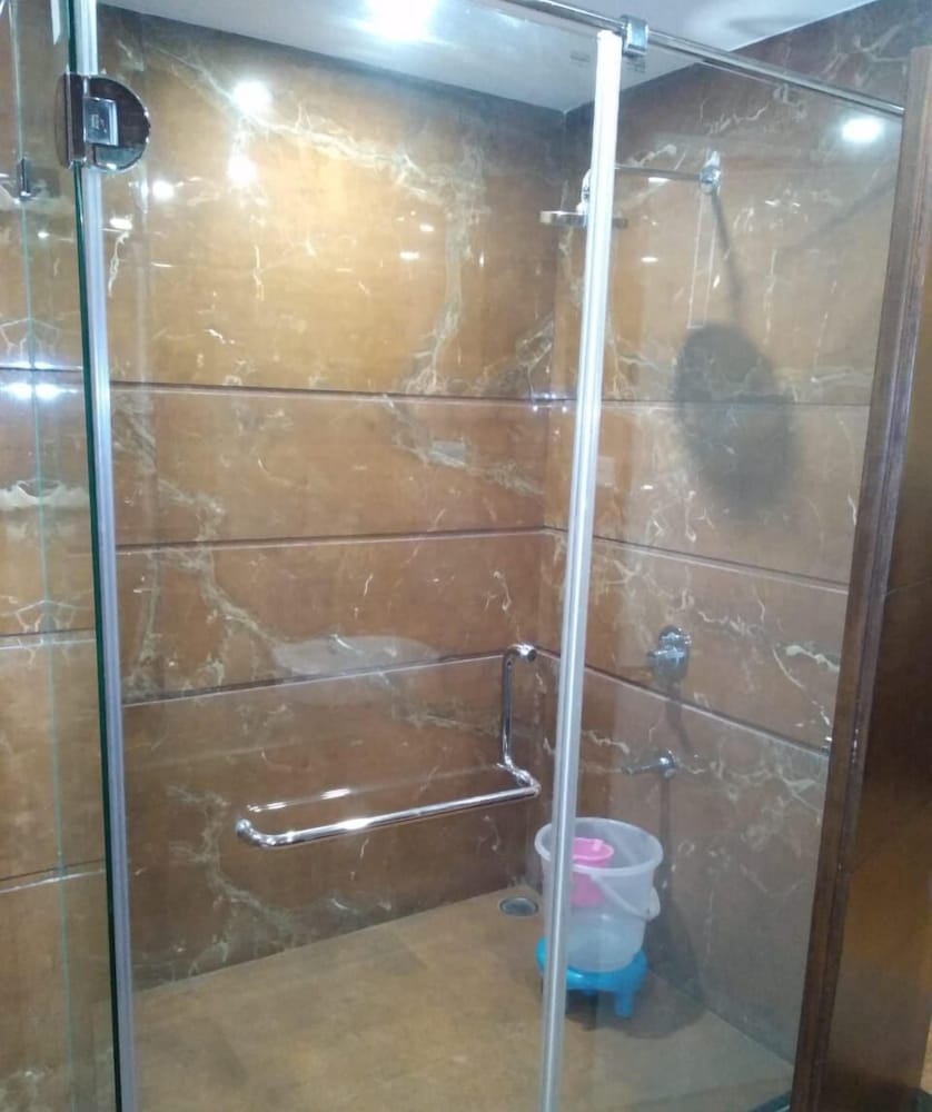 Фото Adb Rooms Hotel Surabhi International