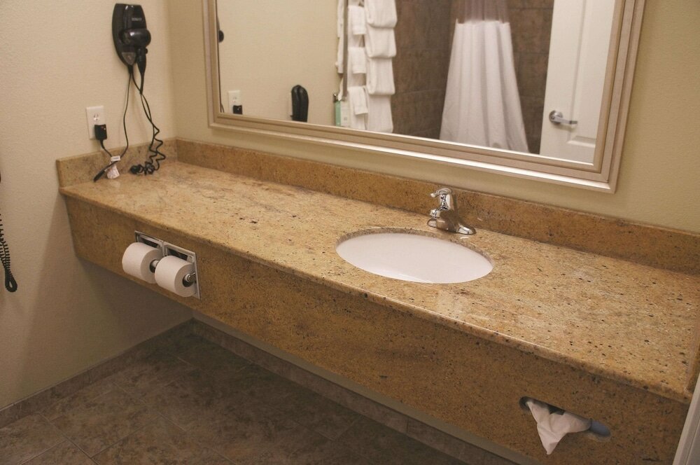 Фото La Quinta Inn & Suites by Wyndham Bismarck