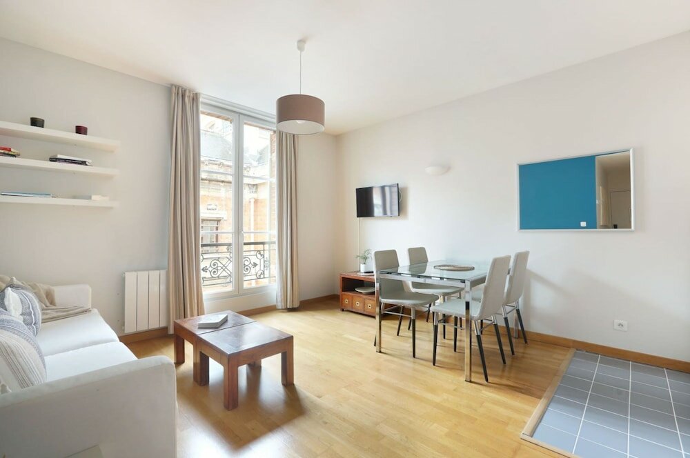 Фото Short Stay Group Museum View Serviced Apartments