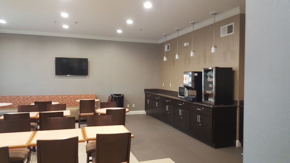 Фото Best Western Plus Delta Inn & Suites