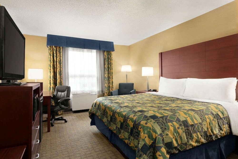 Фото Travelodge by Wyndham Oshawa Whitby