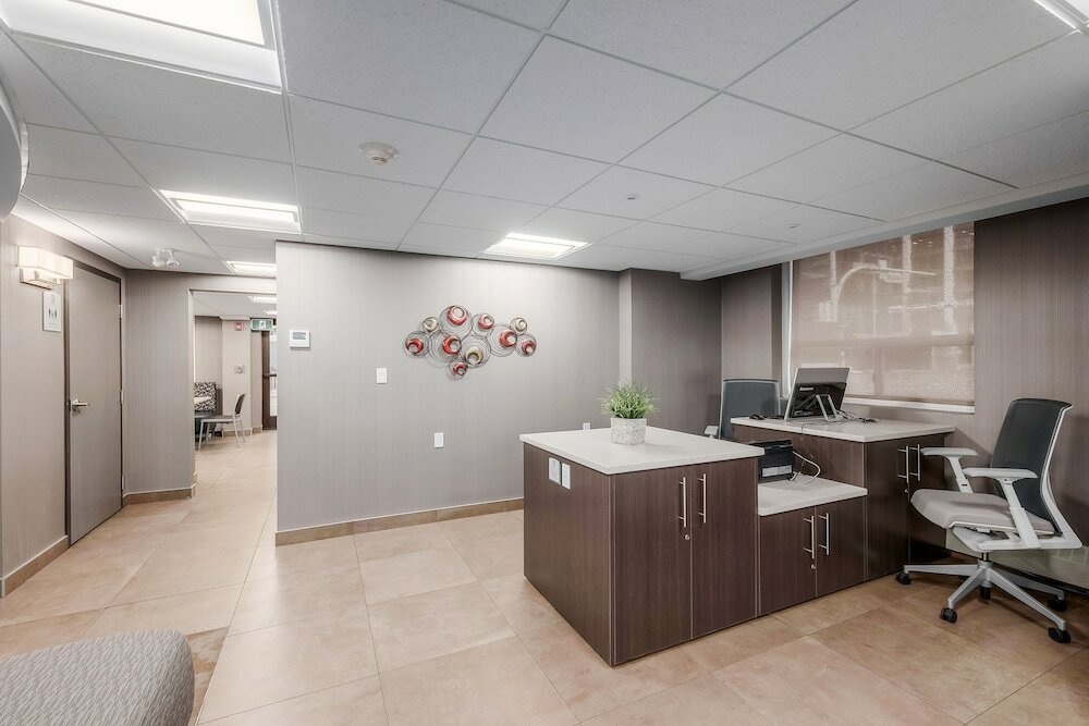 Фото Coast Calgary Downtown Hotel & Suites by Apa