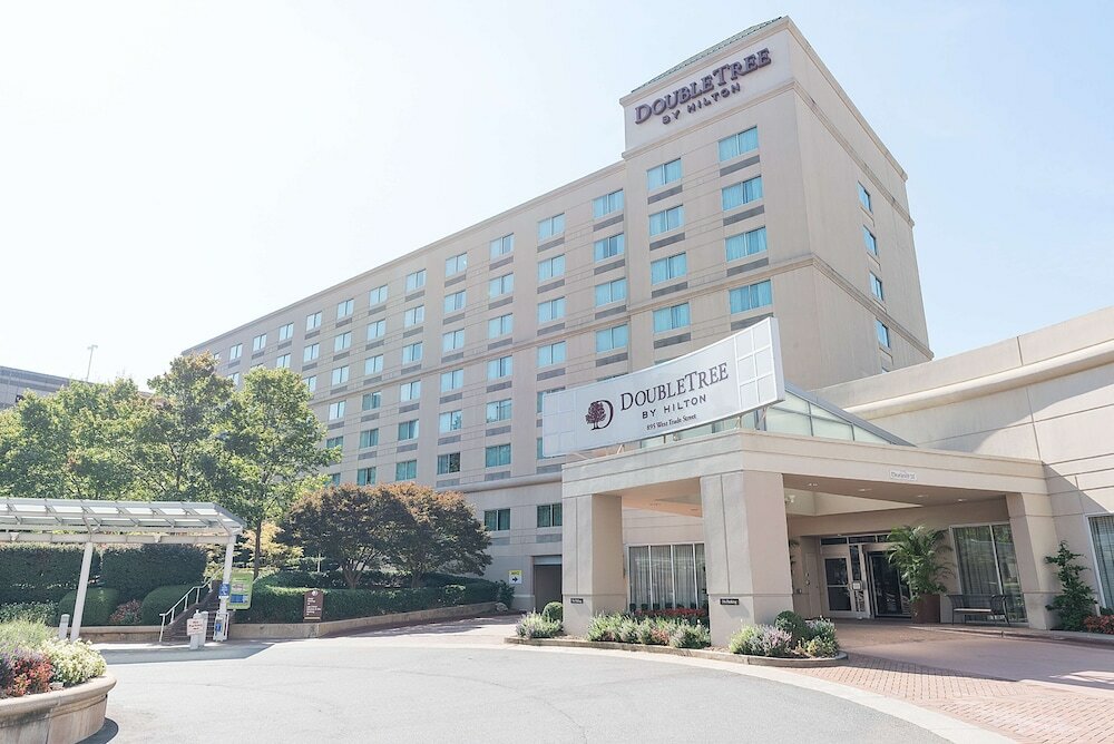 Фото Doubletree by Hilton Charlotte - Gateway Village
