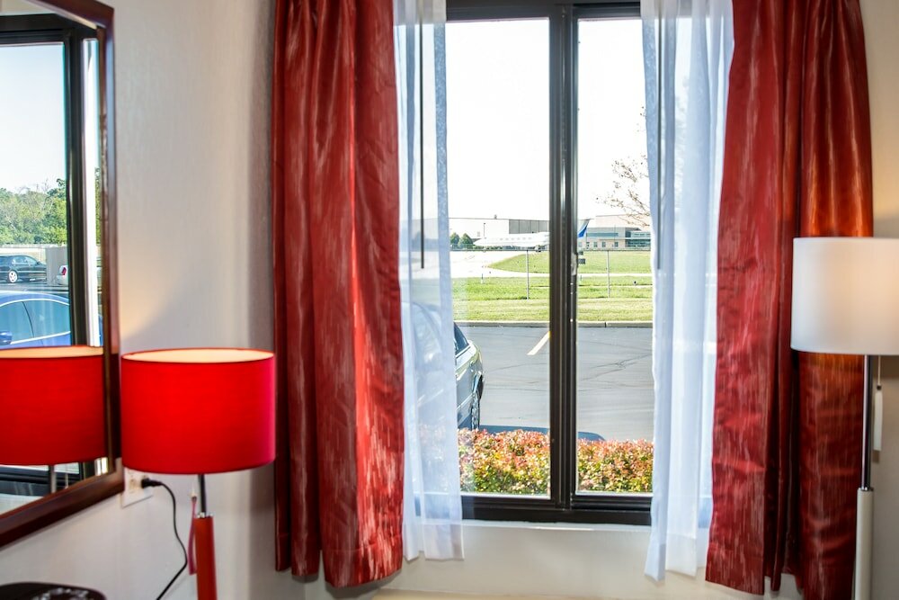 Фото Ramada Plaza by Wyndham Chicago North Shore