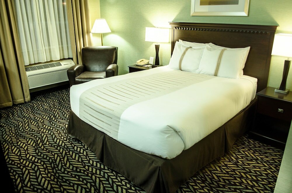 Фото Fireside Inn & Suites