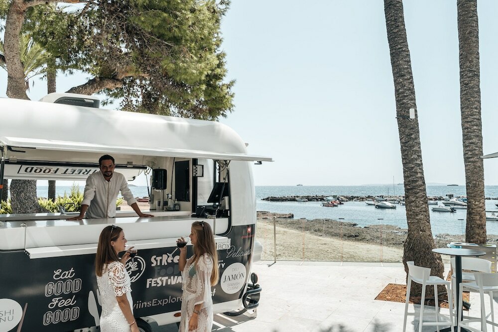 Фото The Ibiza Twiins Hotel