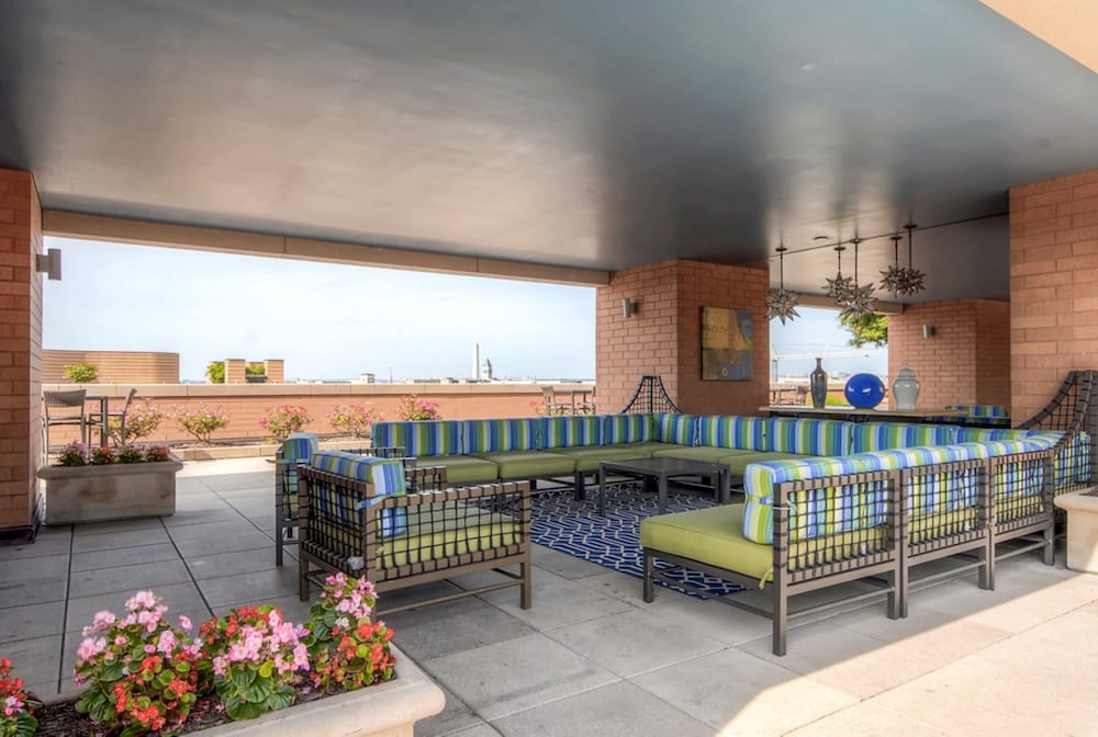 Фото Global Luxury Suites at The Convention Center