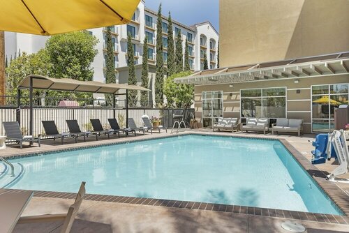 Внешний вид отеля Holiday Inn Express & Suites Anaheim Resort Area, an Ihg Hotel в Анахайме, фото 4