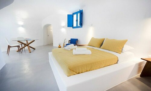 Гостиница Suite Indoor Jacuzzi and Outdoor Jacuzzi в Фире