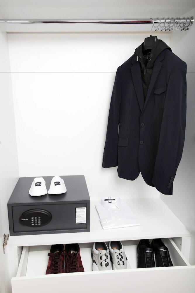 Фото 1866 Court & Suites