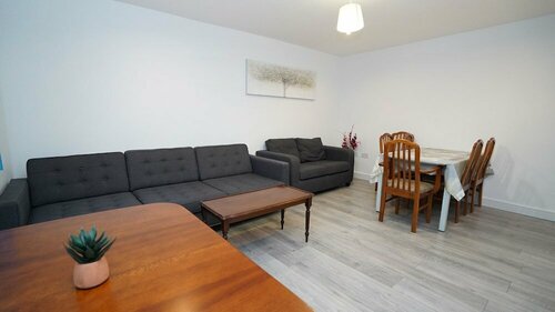 Гостиница 4Bed Spacious House Free Parking в Слау
