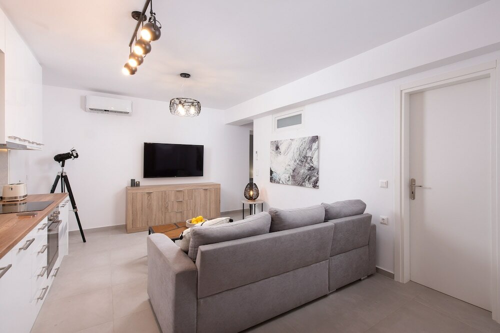 Фото Semi Basement Apartment