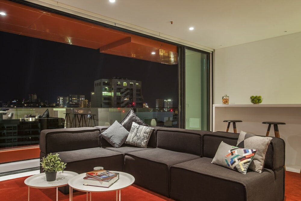 Фото 1866 Court & Suites