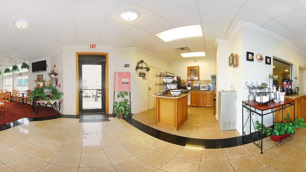 Фото Comfort Inn at Northwest Expressway