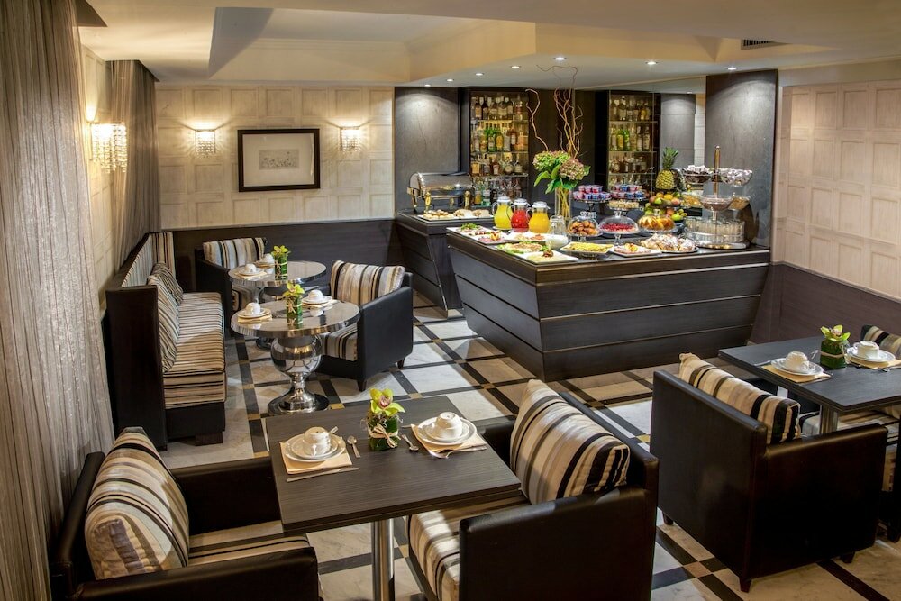 Фото Royal Court Hotel