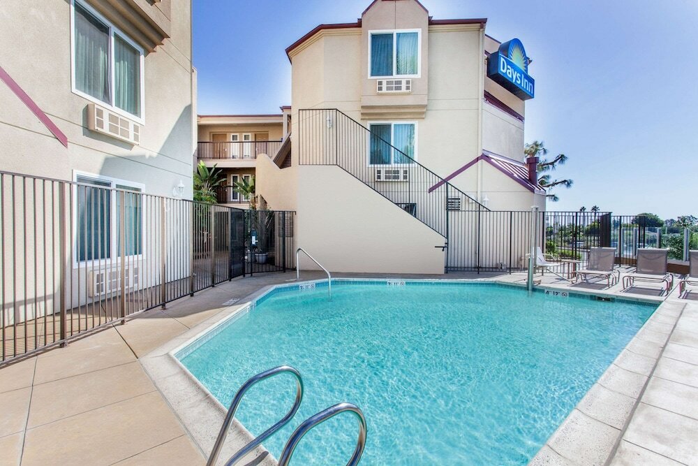 Фото Days Inn by Wyndham Carlsbad