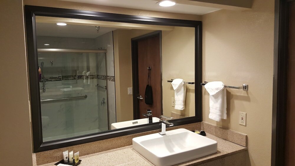 Фото Best Western Plus Airport Inn & Suites