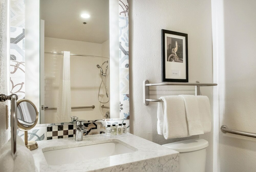 Фото St Charles Coach House, Ascend Hotel Collection