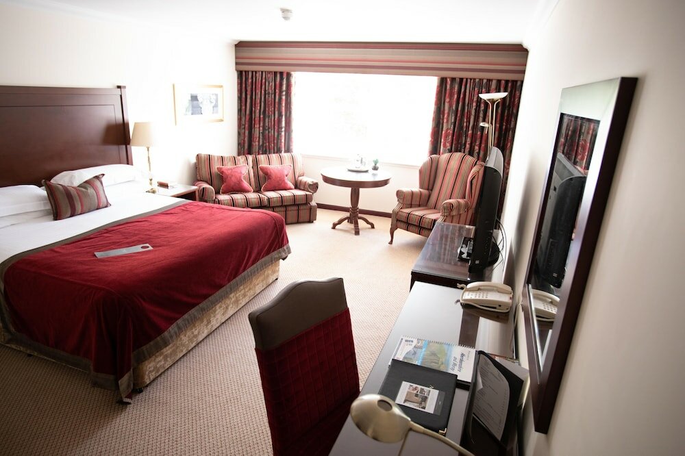 Фото Macdonald Norwood Hall Hotel