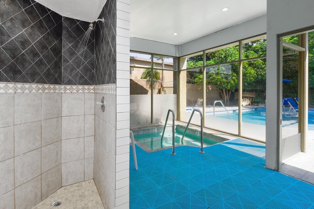 Фото Best Western Plus Newport Mesa Inn