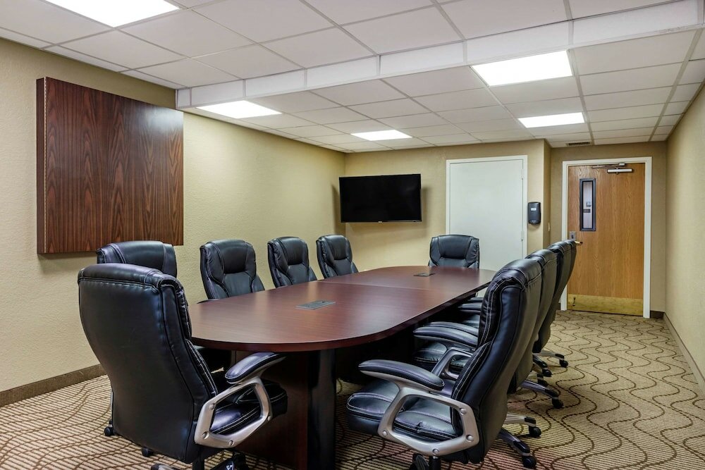 Фото Comfort Suites Downtown