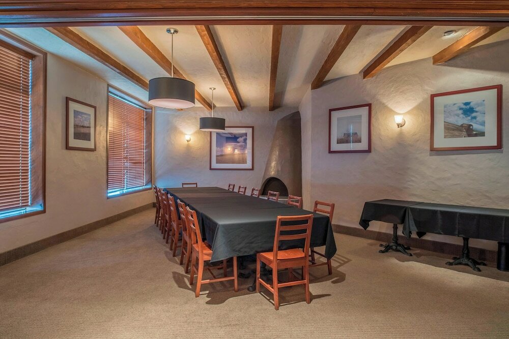 Фото Four Points by Sheraton Edmonton South