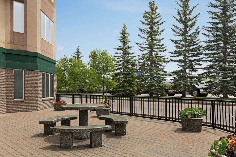 Фото Super 8 by Wyndham Calgary Shawnessy Area