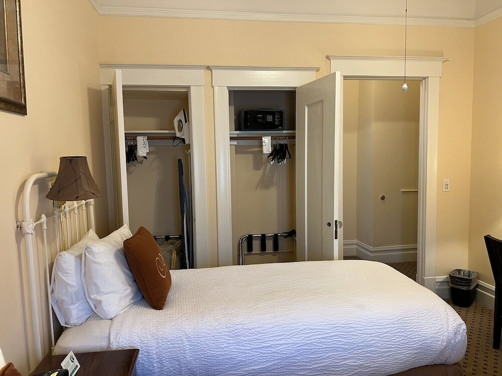 Фото The Andrews Hotel